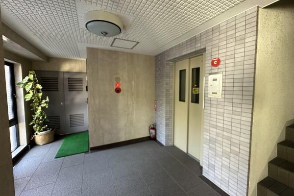 Apartment Building in Atami — photograph 3