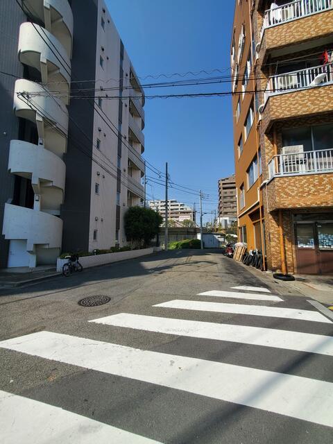 Apartment Building in Ota-ku, Tokyo — photograph 4