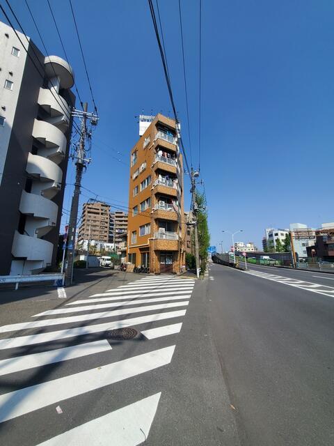 Apartment Building in Ota-ku, Tokyo — photograph 2