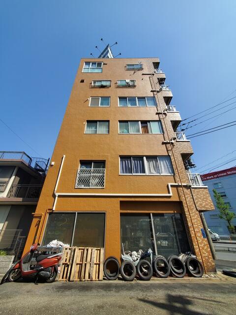 Apartment Building in Ota-ku, Tokyo — photograph 3