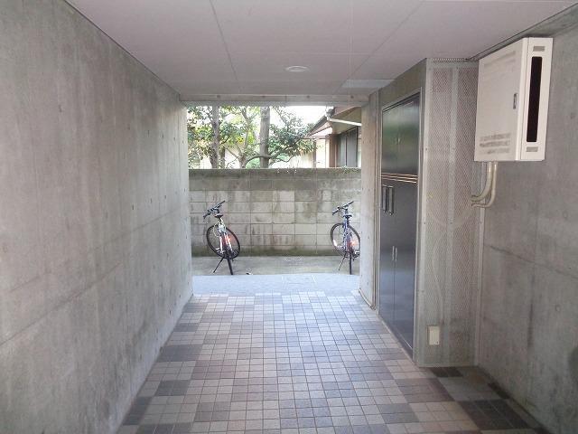 Apartment Building in Shimorenjaku, Mitaka — photograph 3