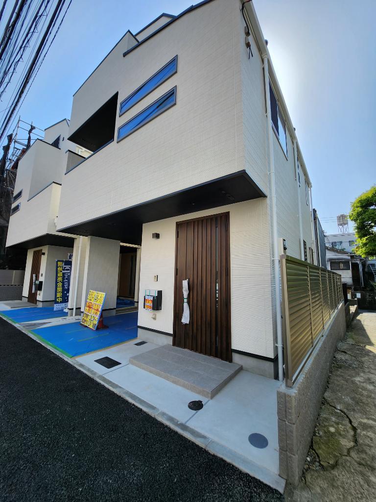 Modern Three-Storey House in Tokyo — photograph 1