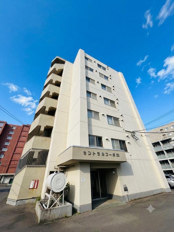 Apartment Building in Kita-ku, Sapporo — photograph 2