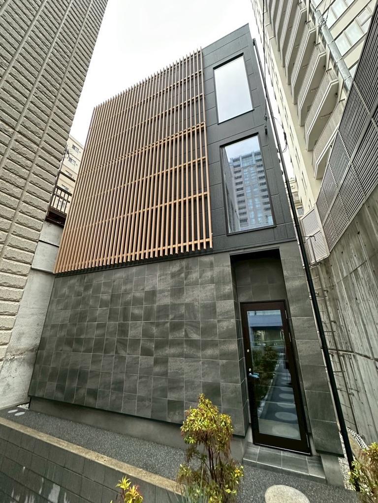 Retail in Minato-ku, Tokyo — photograph 1