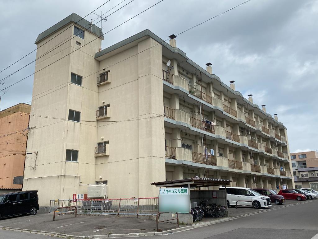 Apartment Building in Tomiokacho, Hakodate — photograph 2