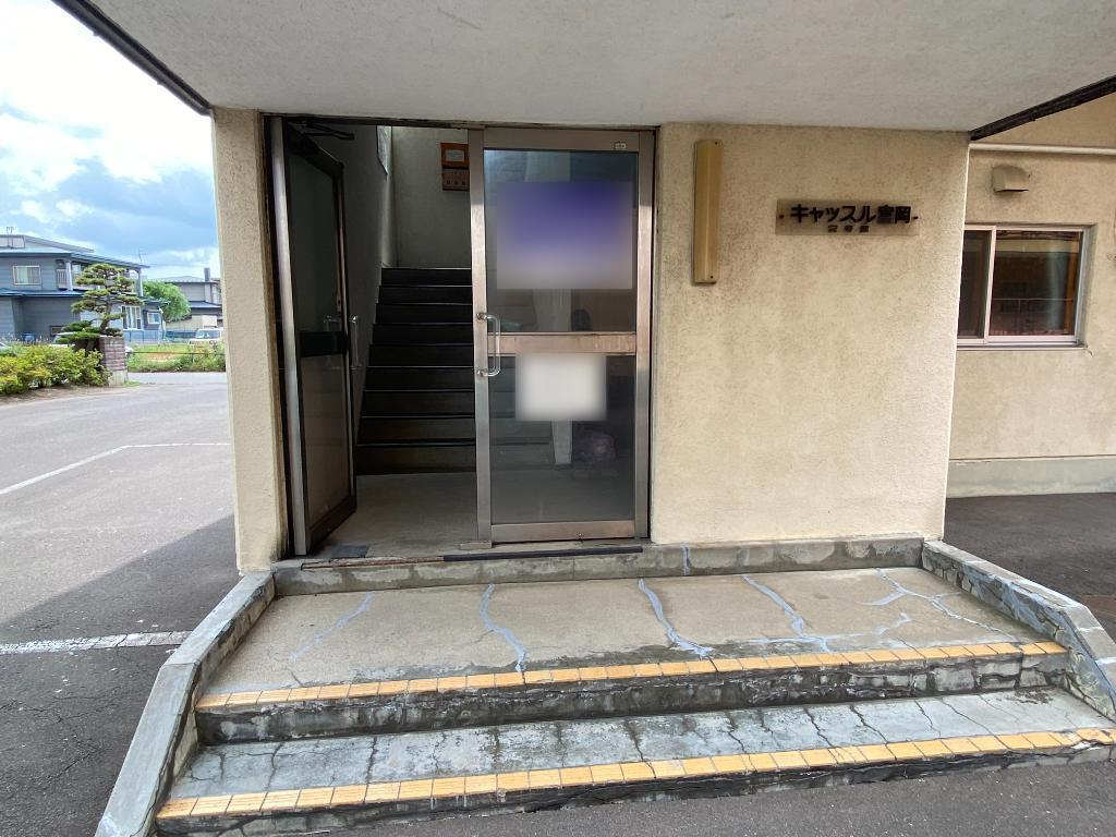 Apartment Building in Tomiokacho, Hakodate — photograph 4