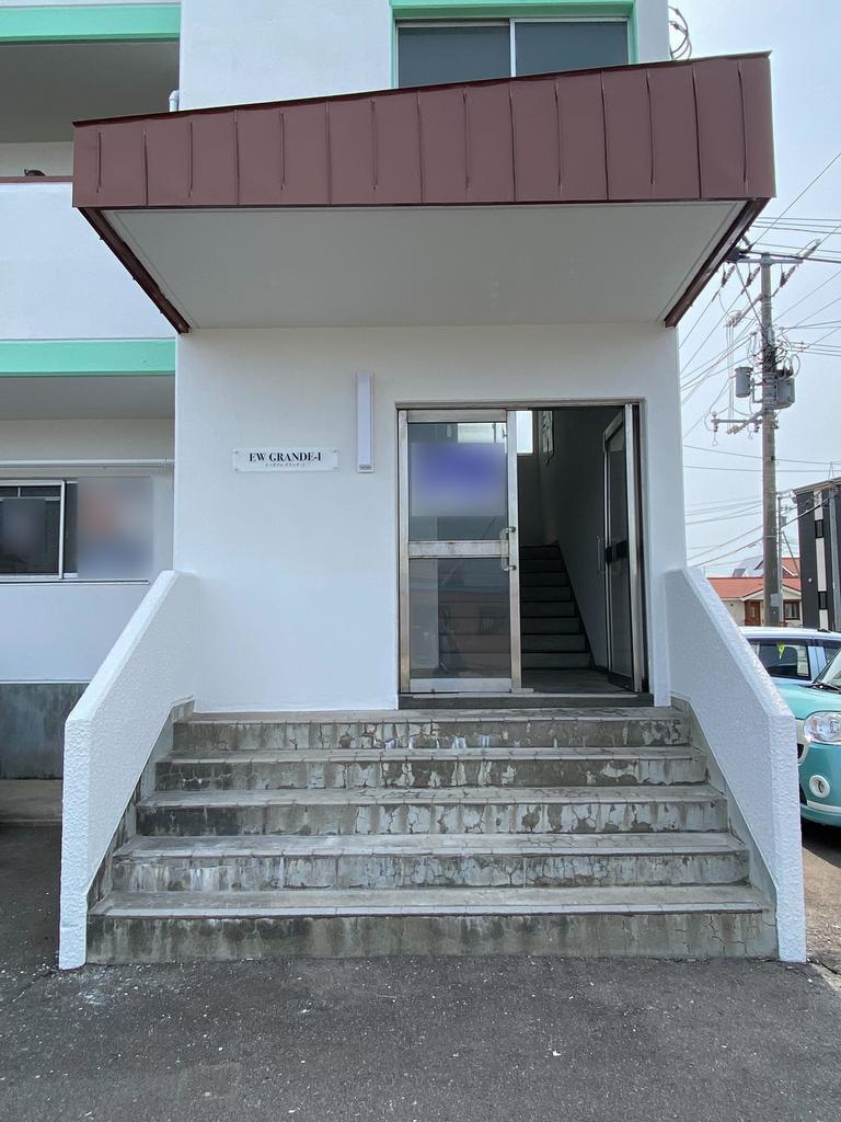 Apartment Building in Tomiokacho, Hakodate — photograph 3