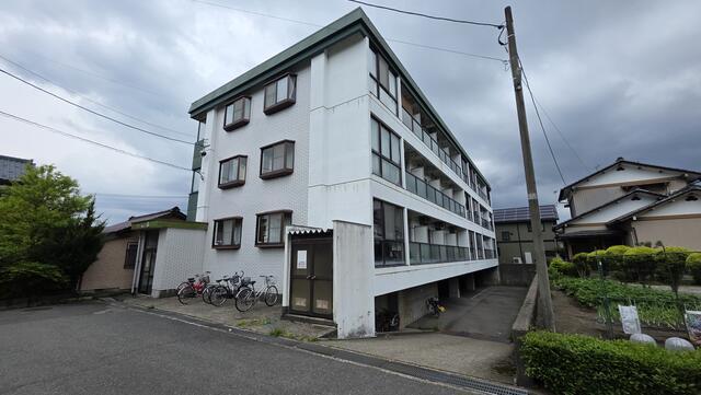Apartment Building in Tadasucho, Sabae — photograph 1