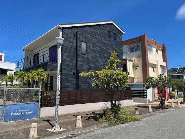 Contemporary Two-Storey House in Itoman — photograph 4
