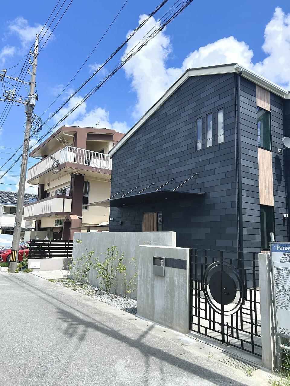 Contemporary Two-Storey House in Itoman — photograph 2