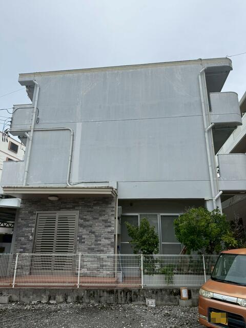 Apartment Building in Oroku, Naha — photograph 3