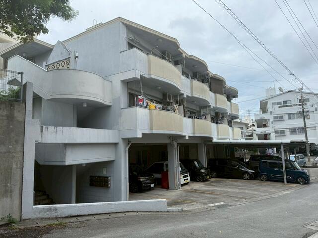 Apartment Building in Oroku, Naha — photograph 2