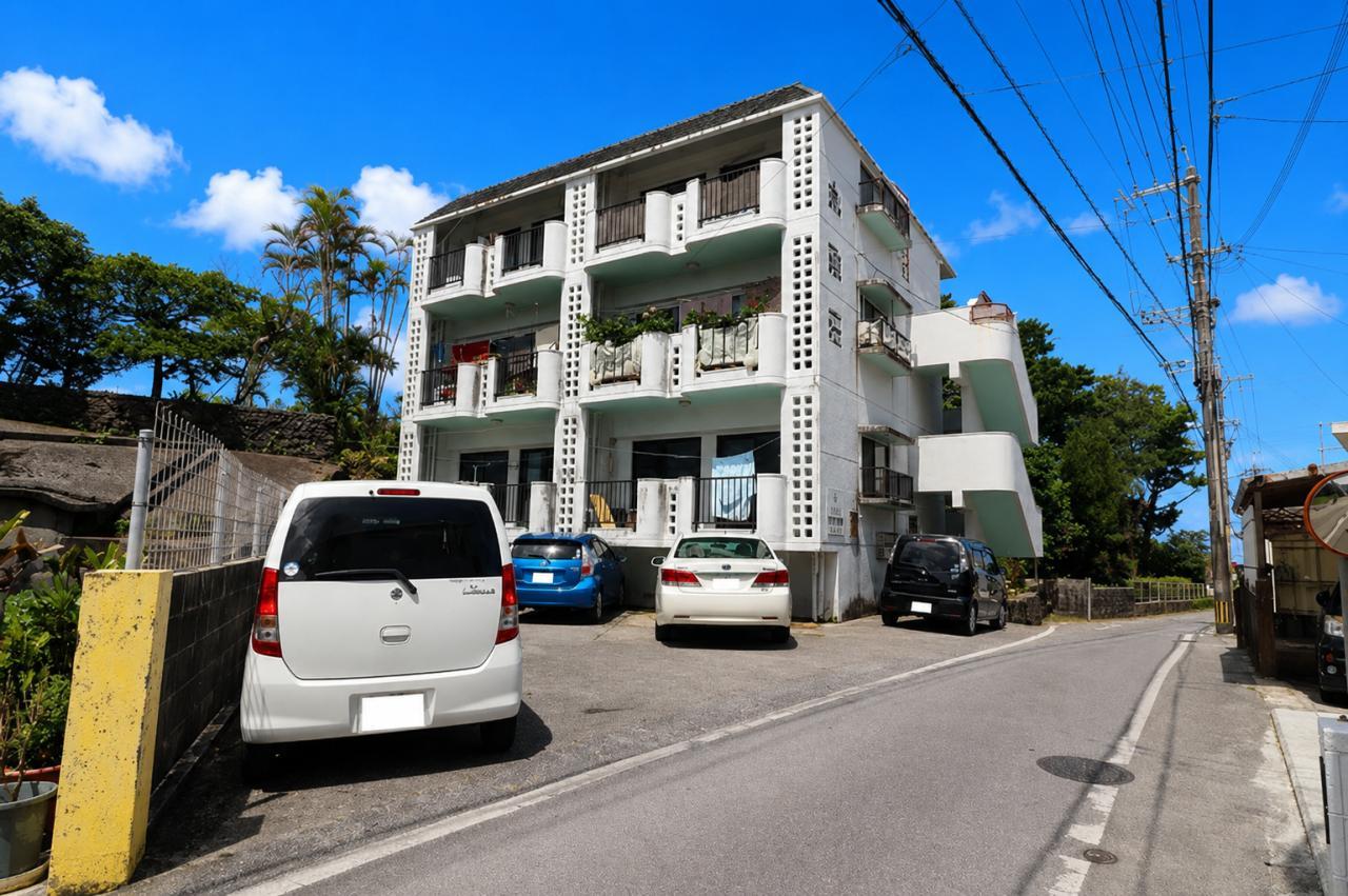 Apartment Building in Shuri-Ishiminecho, Naha — photograph 1