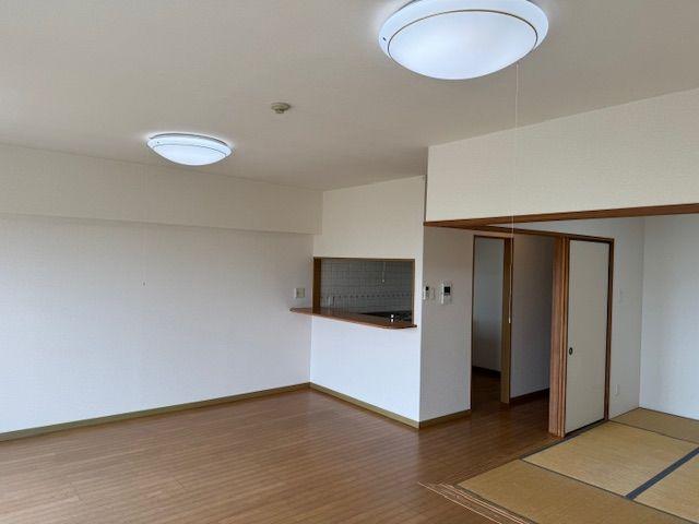 European-Style Apartment Building in Sasebo — photograph 2