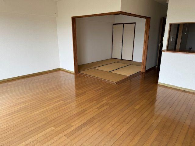 European-Style Apartment Building in Sasebo — photograph 3