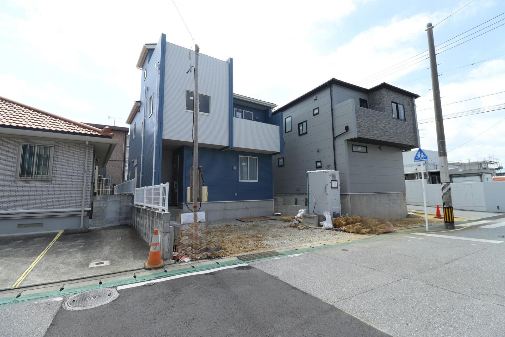 Modern Timber House in Ginowan — photograph 4