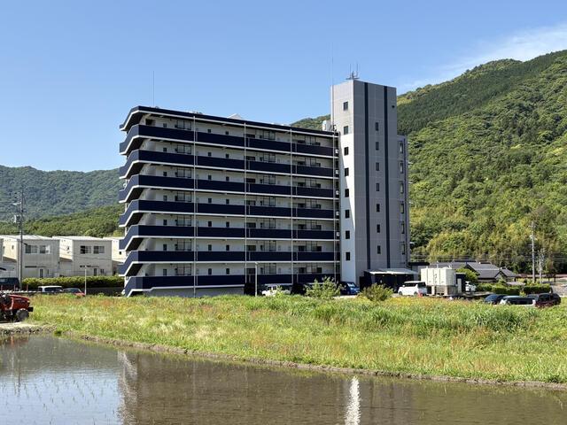 Apartment Building in Shimo-Obase, Yamaguchi — photograph 3