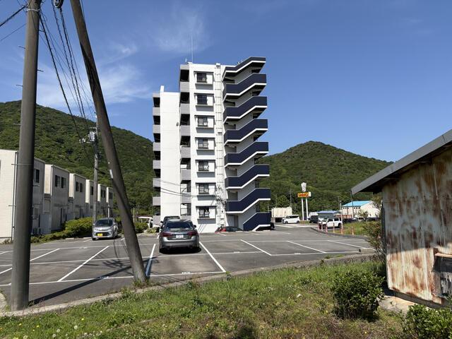 Apartment Building in Shimo-Obase, Yamaguchi — photograph 4