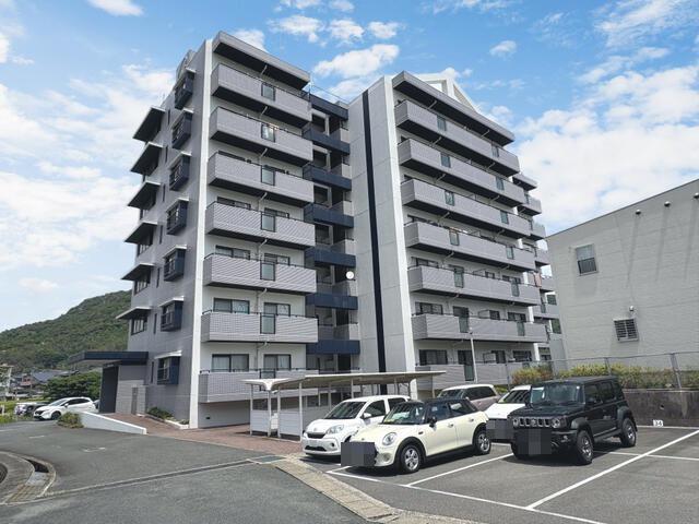 Apartment Building in Shimo-Obase, Yamaguchi — photograph 2