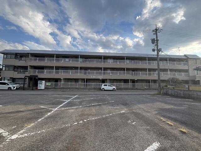 Apartment Building in Awajimamachi, Toyama — photograph 2