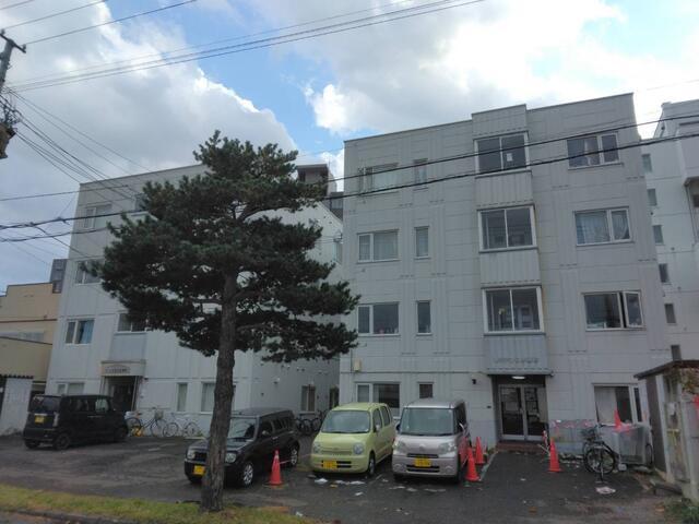 Apartment Building in Toyohira-ku, Sapporo — photograph 2