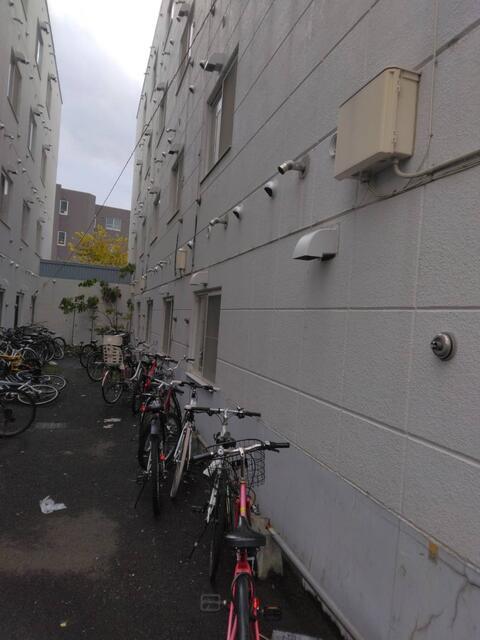 Apartment Building in Toyohira-ku, Sapporo — photograph 3