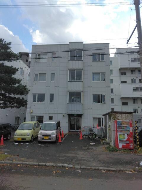 Apartment Building in Toyohira-ku, Sapporo — photograph 1
