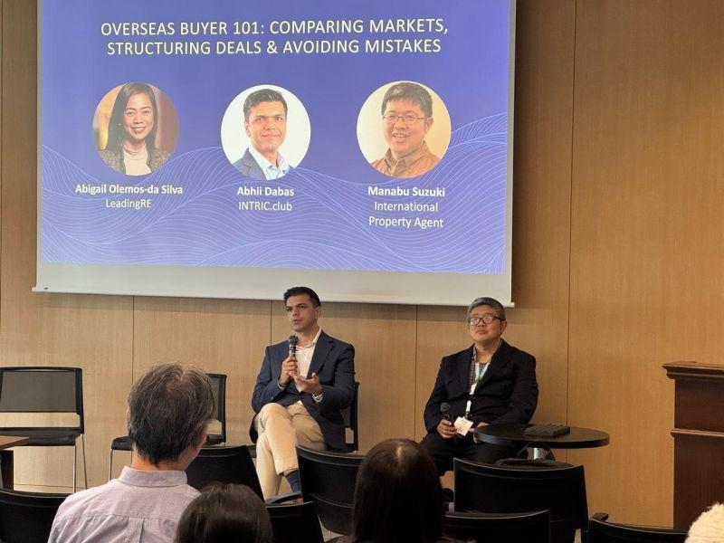 Two panellists in conversation at the LeadingRE Asia Pacific Forum, Tokyo