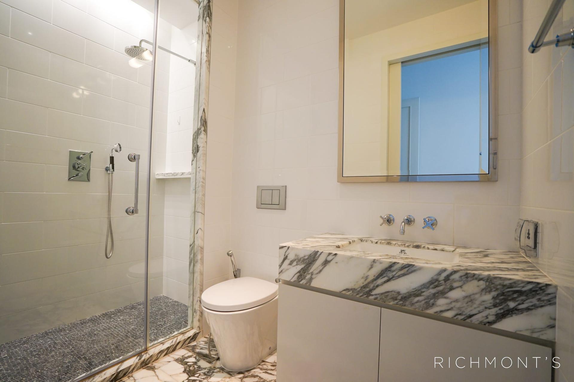 Furnished Three-Bed Residence in Silom — photograph 2