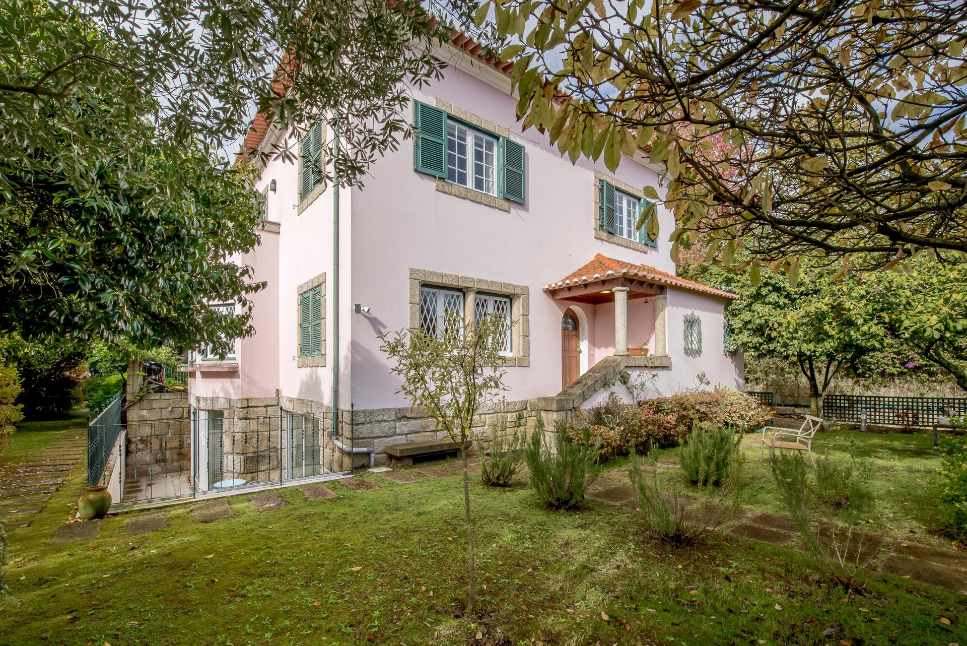 House in Porto (91460) — photograph 2