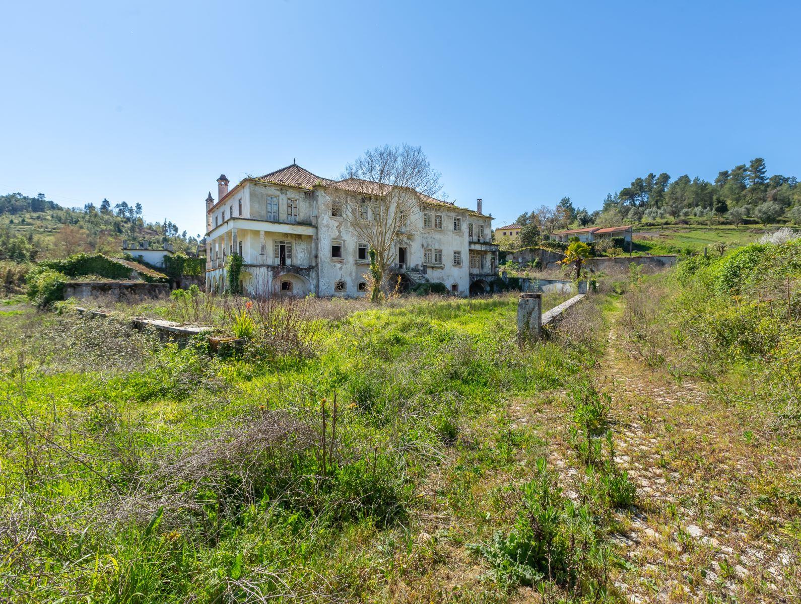 Building in Coimbra — photograph 2