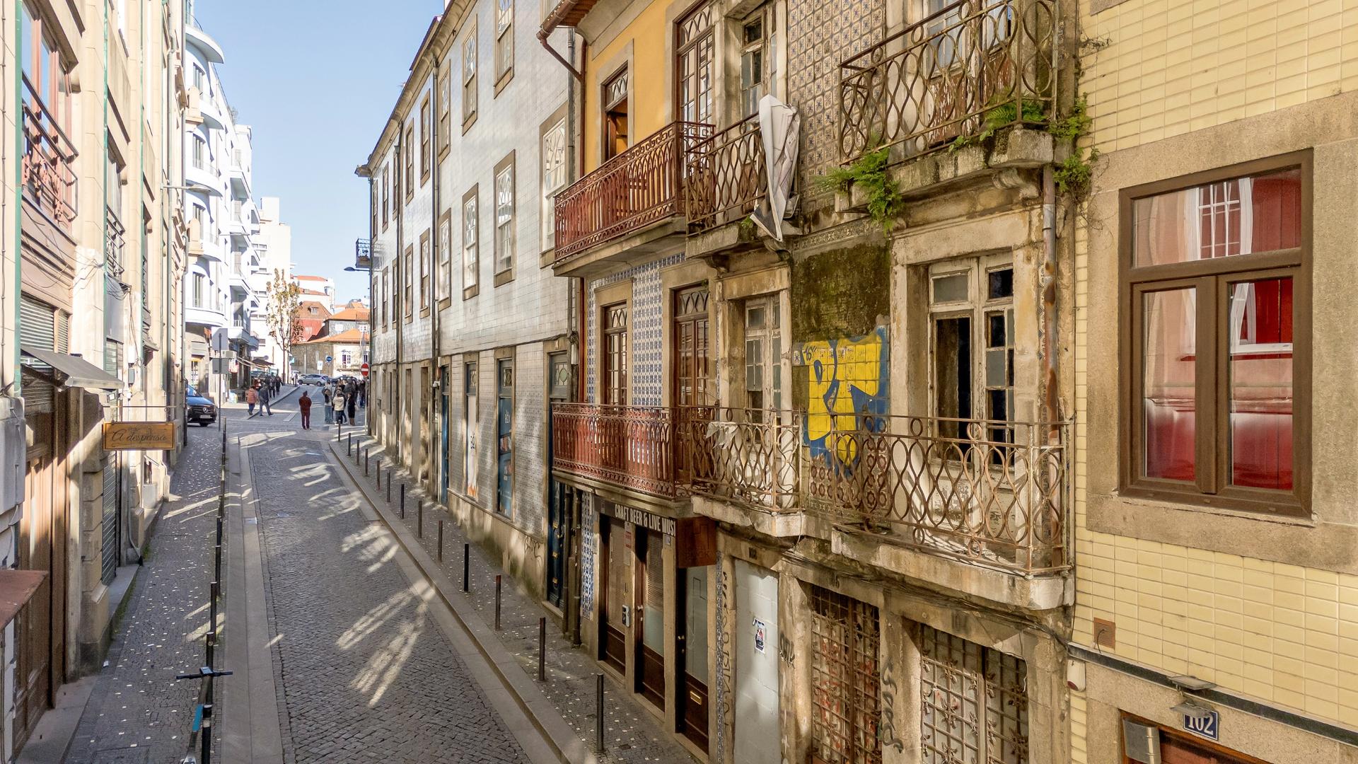 Building in Porto (94377) — photograph 2