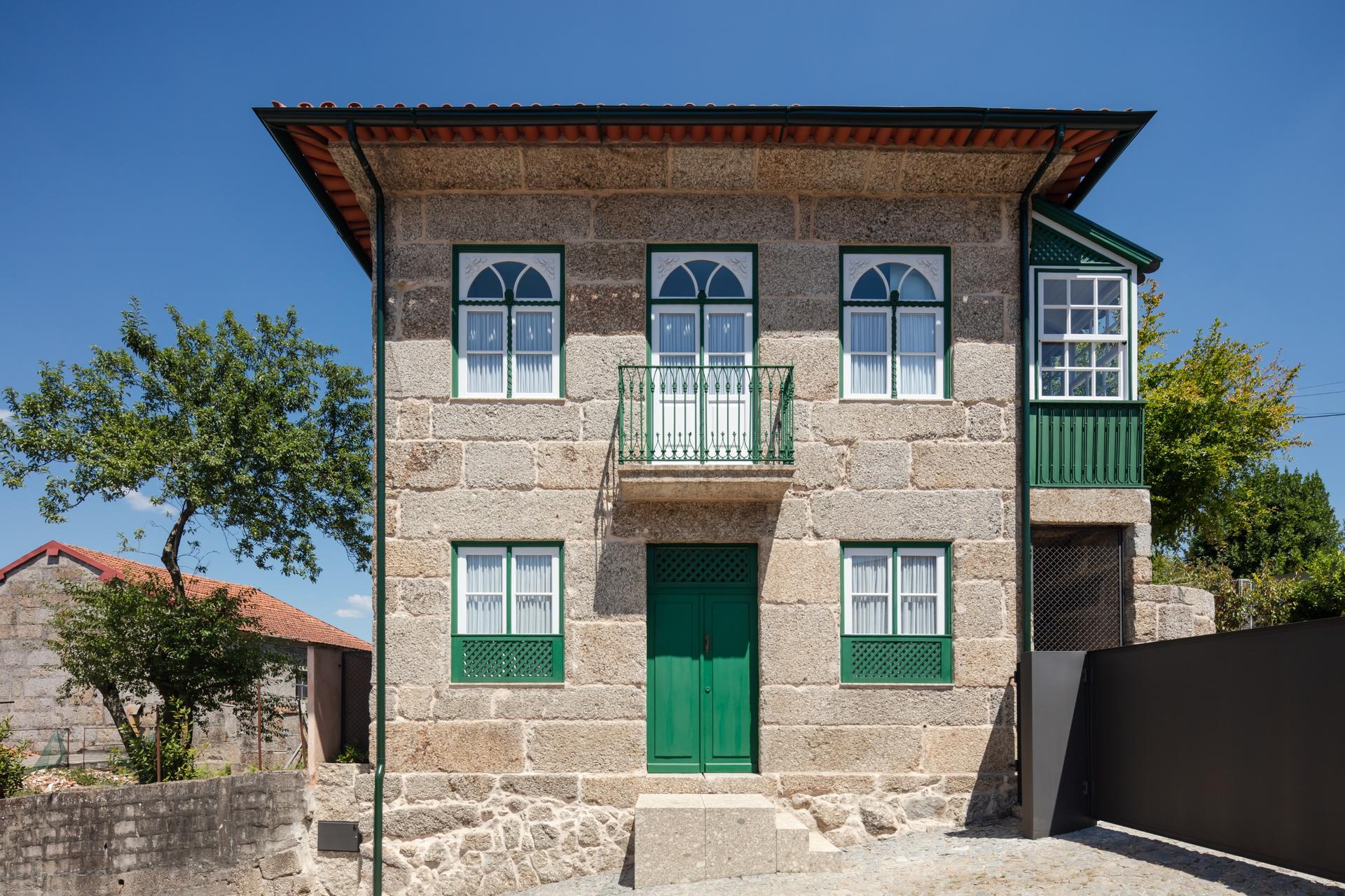 House in Guimarães (89819) — photograph 1