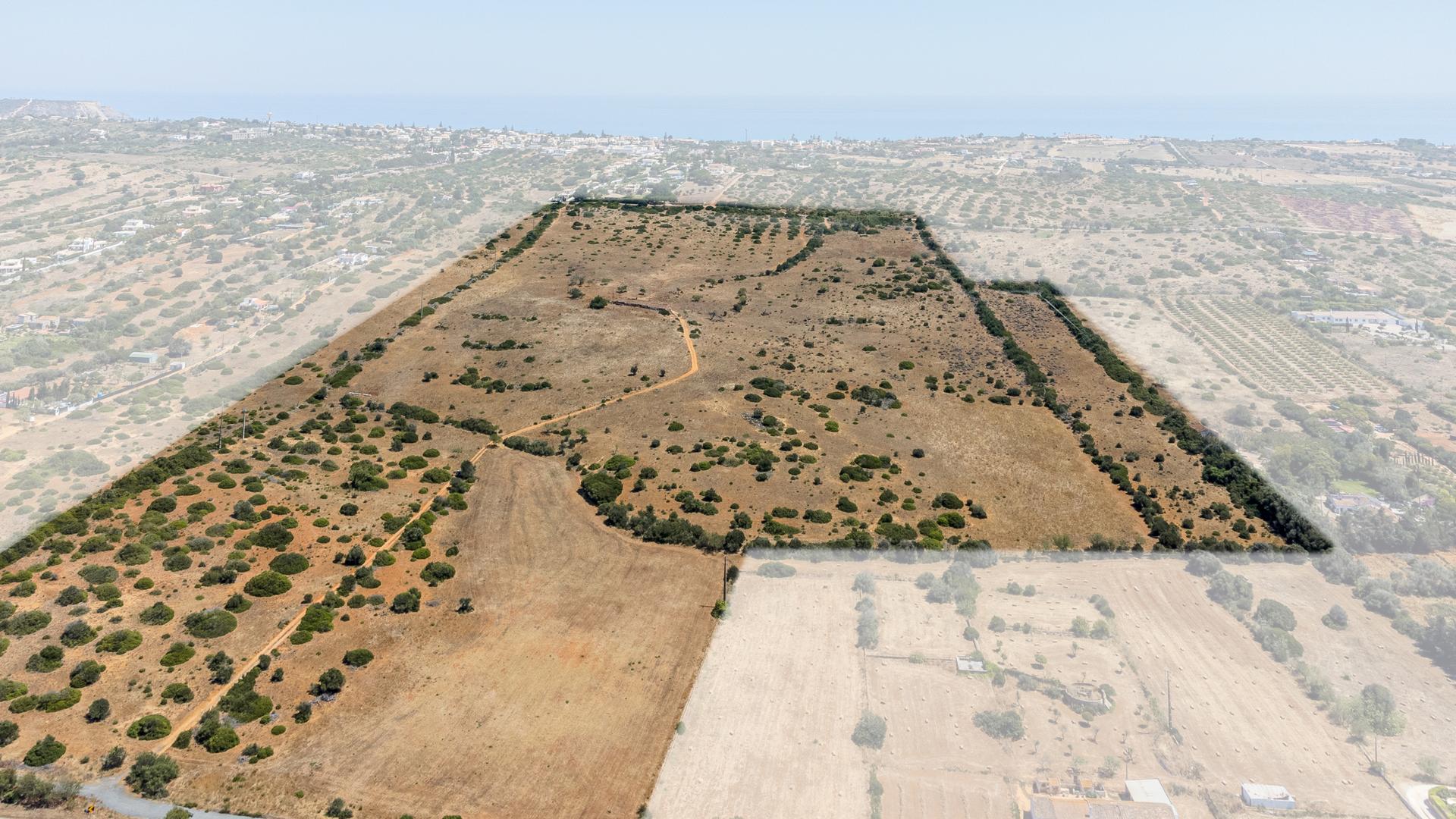 Land in Lagos (80536) — photograph 1