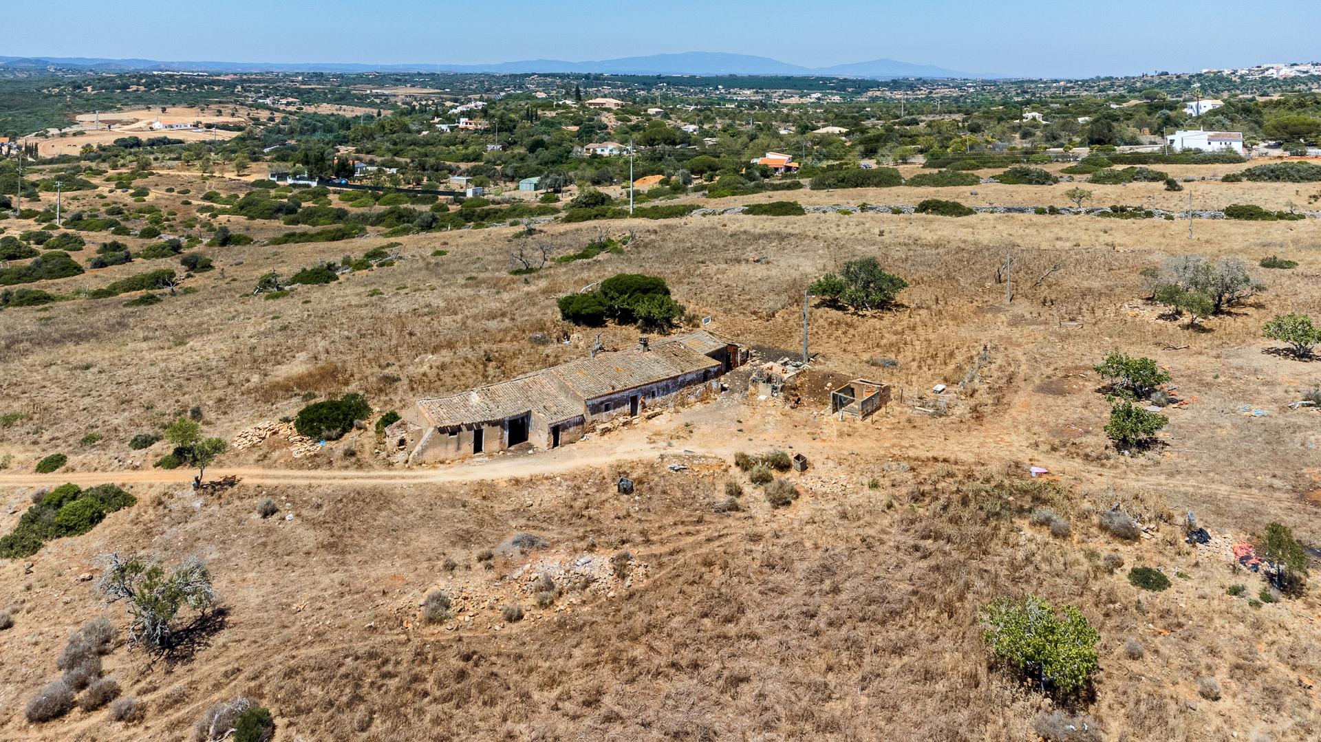 Land in Lagos (80536) — photograph 2