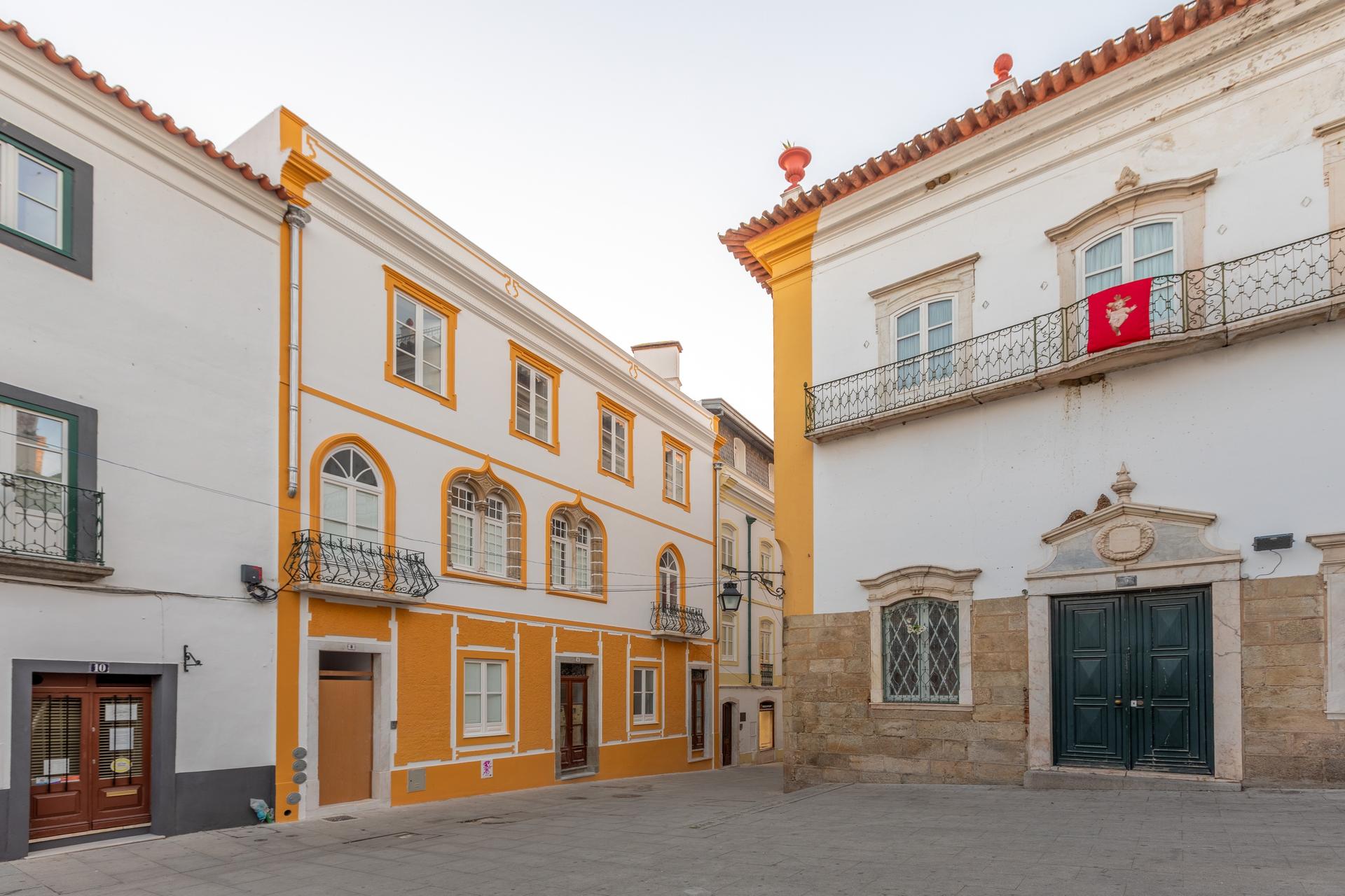 Building in Évora — photograph 2