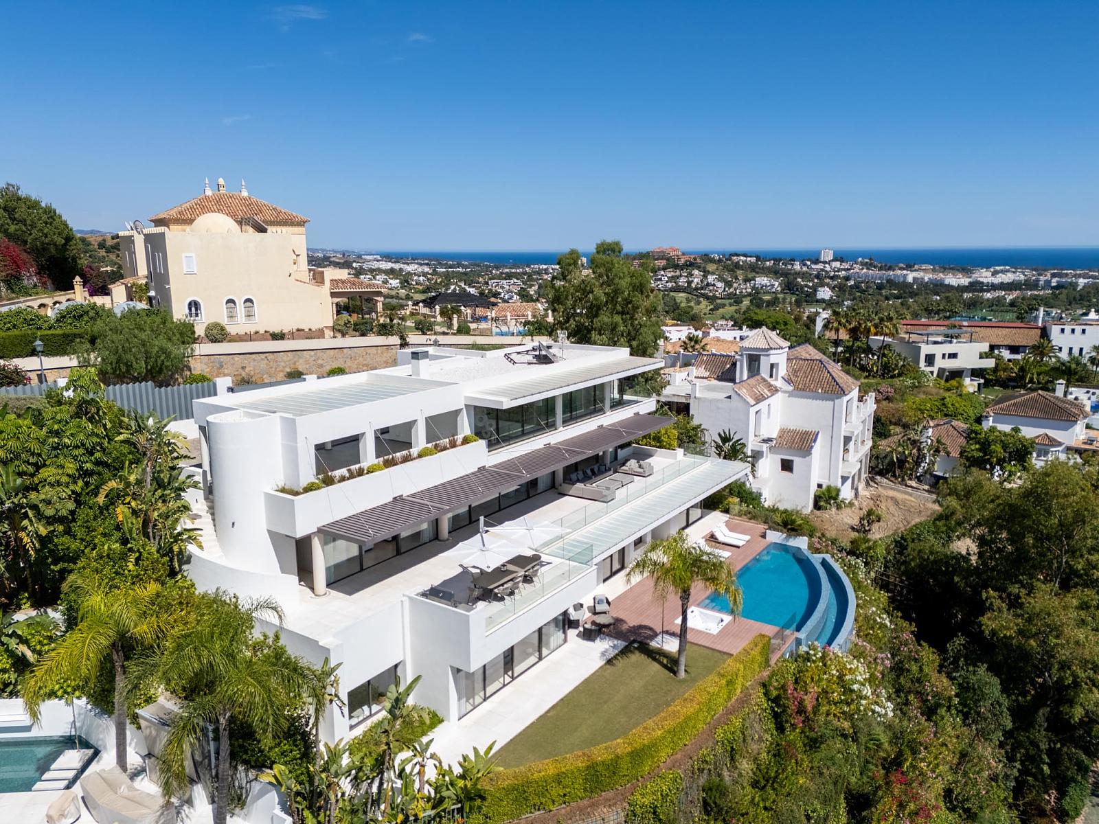 Apartments in La Quinta, Benahavís (AGP-01073) — photograph 1