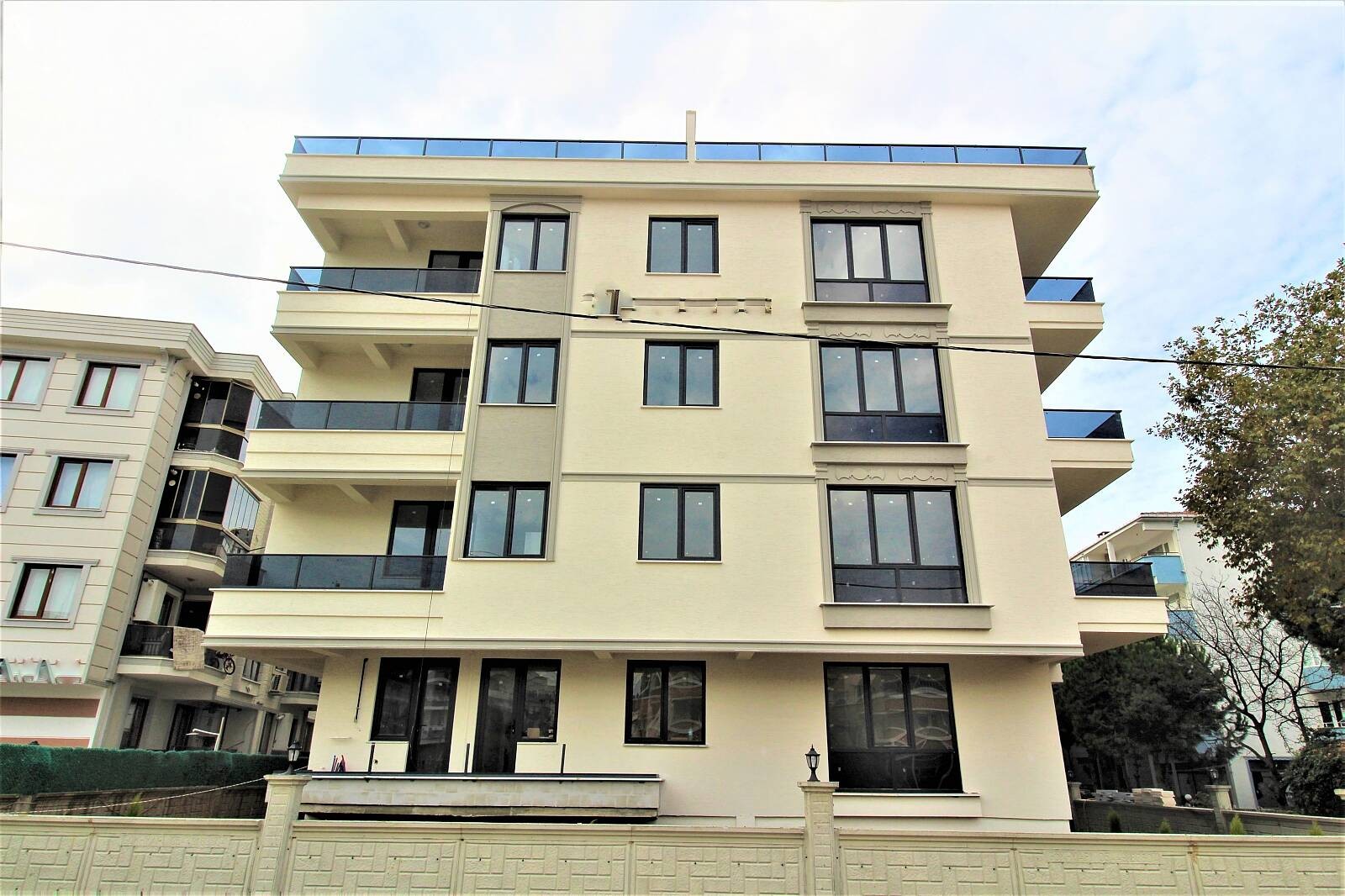 Apartments in Teşvikiye Bld. (Karşıyaka Mh.), Çınarcık (YVX-00084)