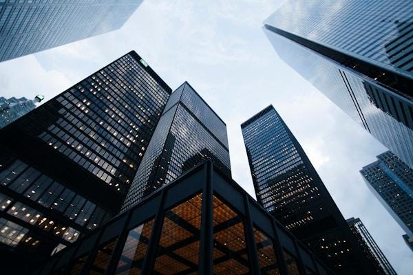 Real Estate Investment Strategies 2025: Diversification and Risk Management